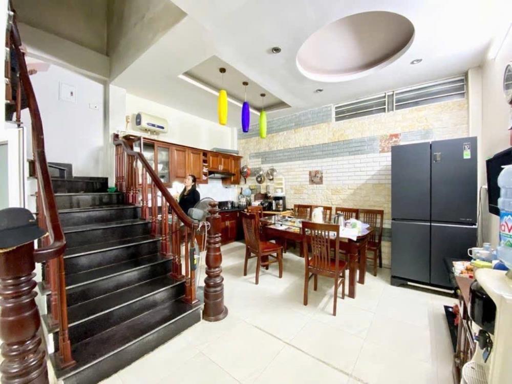 Bán nhà mặt phố Lê Lợi giá 10 tỷ, diện tích sử dụng 40m², vỉa hè rộng, ô tô tránh, trung tâm