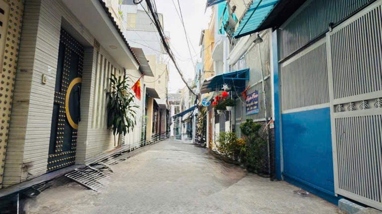 BÁN NHÀ  LẠC LONG QUÂN CHỢ VẢI TÂN BÌNH HẺM THÔNG 43M² NHỈNH 5 TỶ