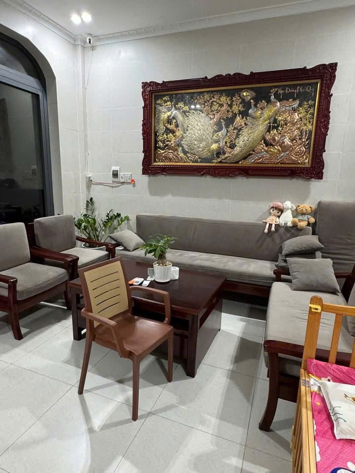 Bán nhà phố Xuân Hồng Bình Thủy, 3PN dt 100m², full nội thất gỗ, giá 6.1 tỷ