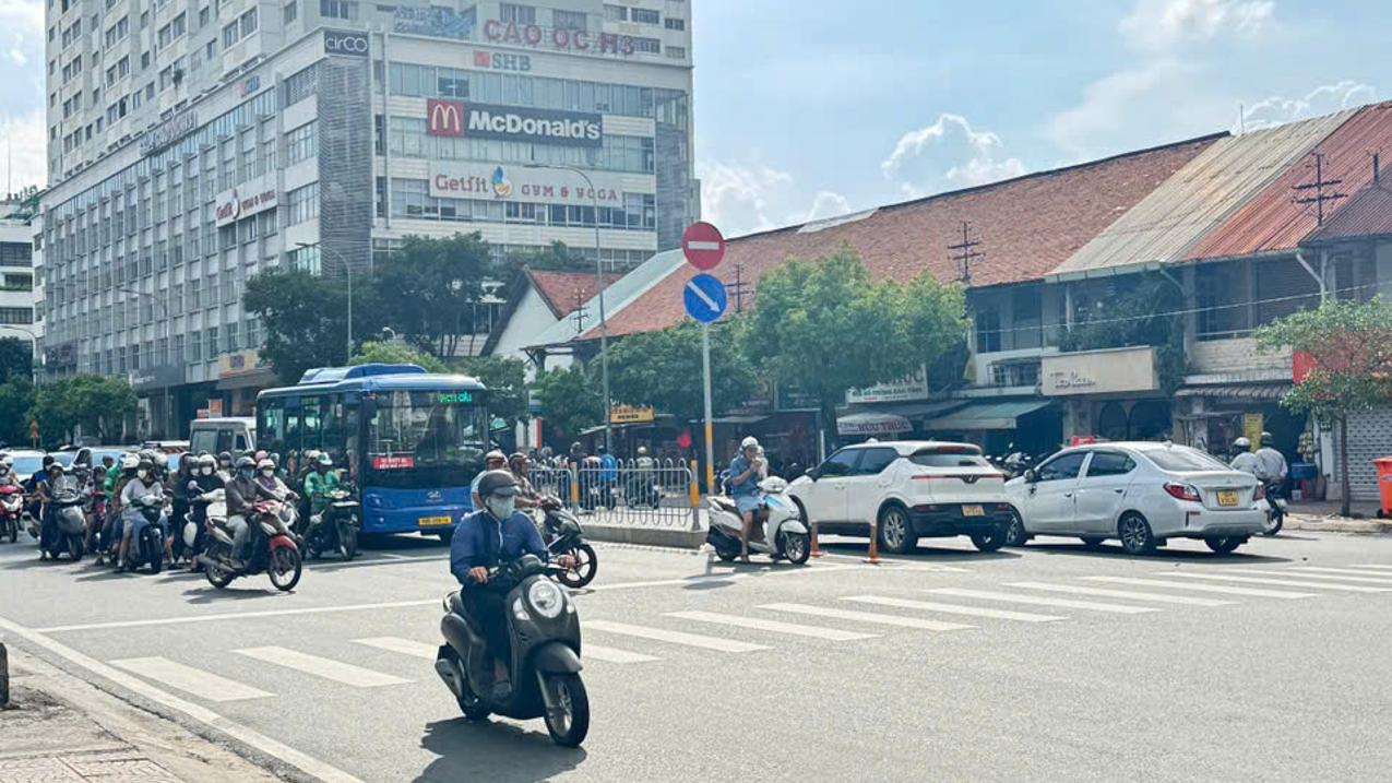 Bán nhà Quận 4, sát mặt tiền Hoàng Diệu, ngang 3,8m nhỉnh 2 tỷ