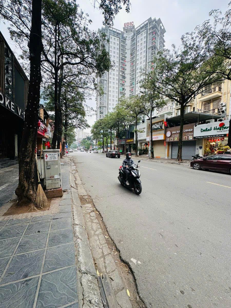 Bán biệt thự phân lô khu Trung Hòa, cách phố 1 nhà, 110m2, mặt tiền 6m cực hiếm