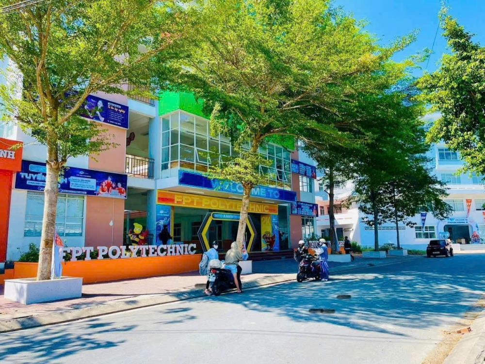 Cho thuê tòa nhà cạnh trường Cao đẳng FPT, 5 tầng dt 5.096m², giá 380 triệu