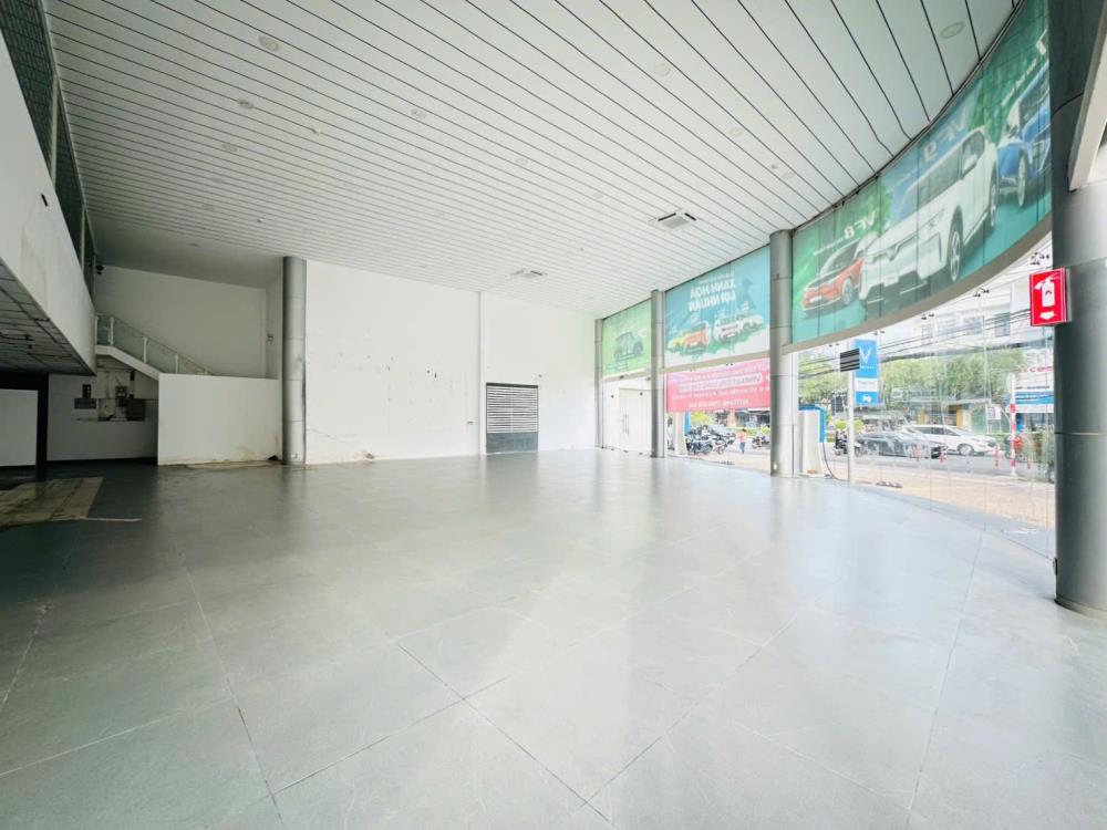 Cho thuê mặt bằng góc trung tâm Ninh Kiều, Cần Thơ, diện tích 1.400m², giá 400 triệu/tháng