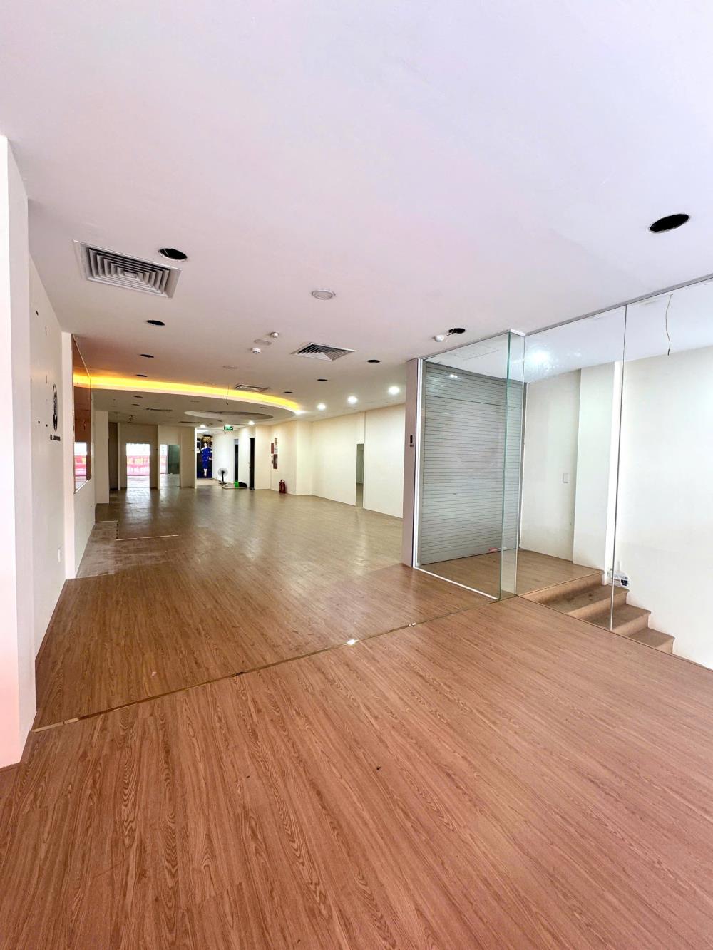 Cho thuê mbkd phố Cầu Giấy, 200m2, mt 6,5m, riêng biệt, vỉa hè rộng