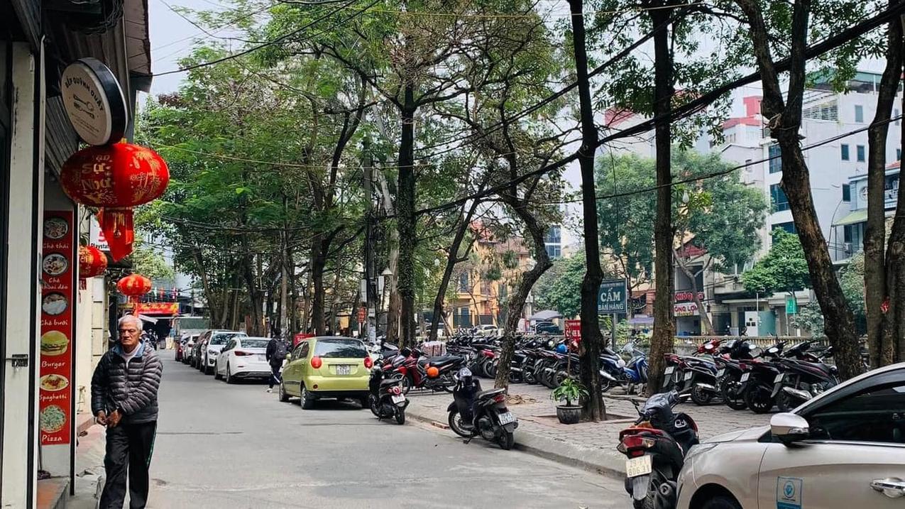 Bán tòa khách sạn phố Trần Duy Hưng, ngõ ô tô, view hồ, 150m x 7 tầng, có hầm, 68.5 tỷ