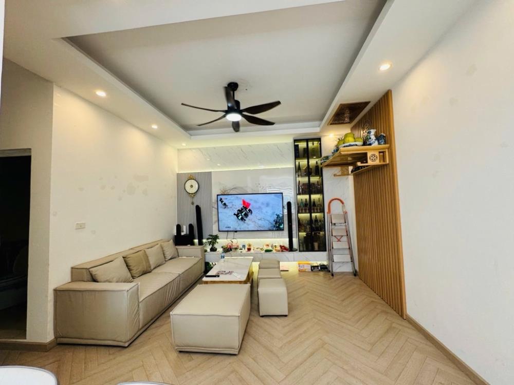 Bán căn hộ phố Trần Quý Kiên, Cầu Giấy, 3pn cực đẹp, tặng nội thất xịn