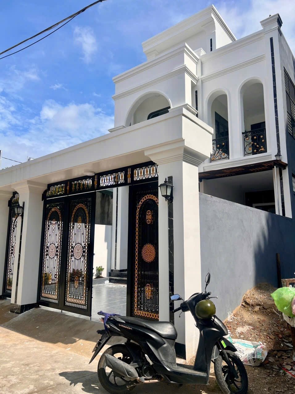 Bán nhà Phú Lợi, Thủ Dầu Một, 1 trệt 2 lầu, ngang 6,5m nở hậu, phong cách hiện đại, sang chảnh