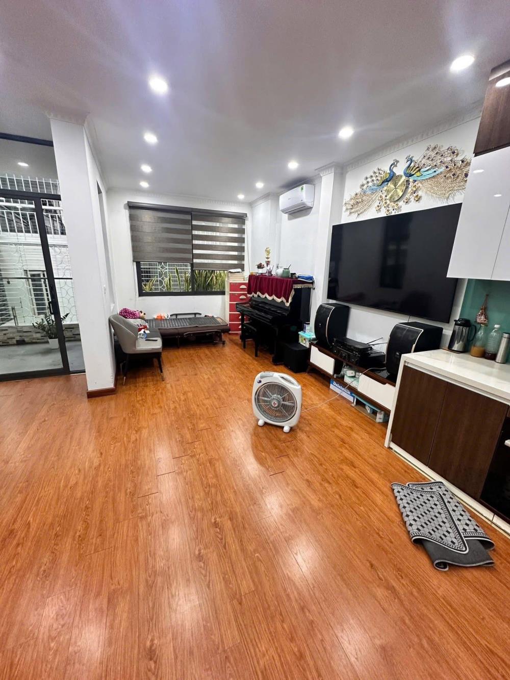 Bán nhà Trần Quang Diệu,  Đống Đa, 6 tầng thang máy, dòng tiền 35tr/tháng