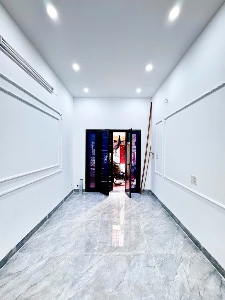 Bán nhà Hoàng Văn Thụ, Hoàng Mai, 43m2, sổ chính chủ, có sân để xe