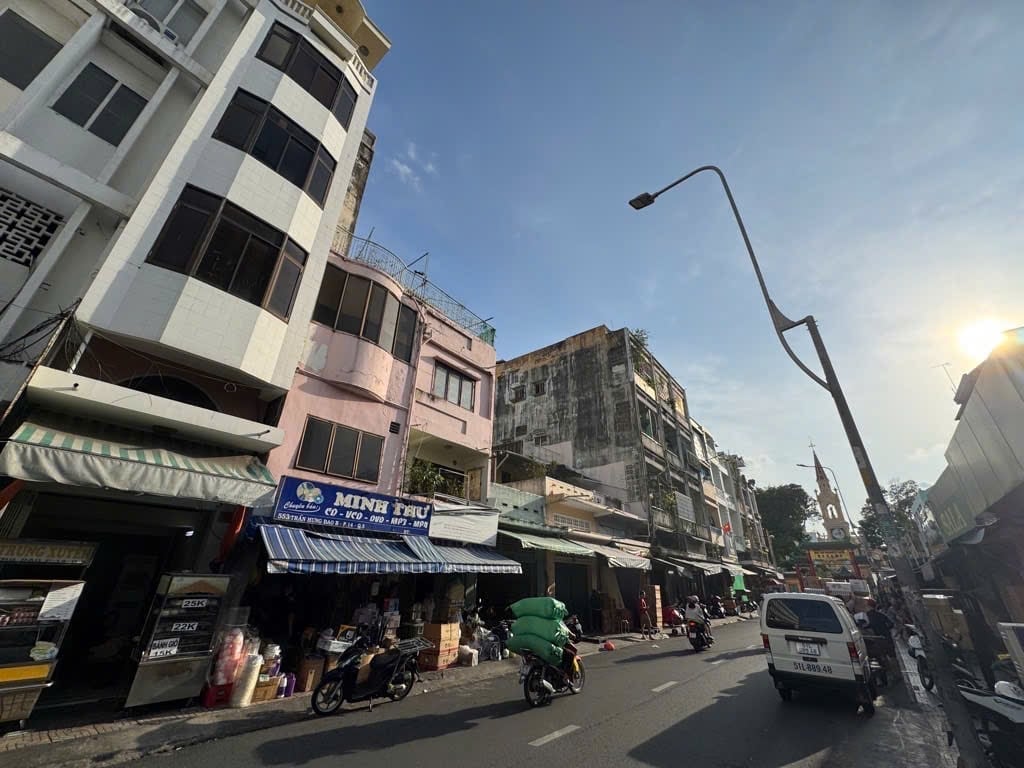 Bán nhà Trần Hưng Đạo, Quận 5, mặt tiền sầm uất ngày đêm, kinh doanh tấp nập