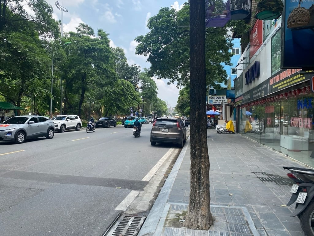 Bán nhà mặt phố Thanh Nhàn, Hai Bà Trưng, view công viên, vỉa hè rộng, kinh doanh đỉnh