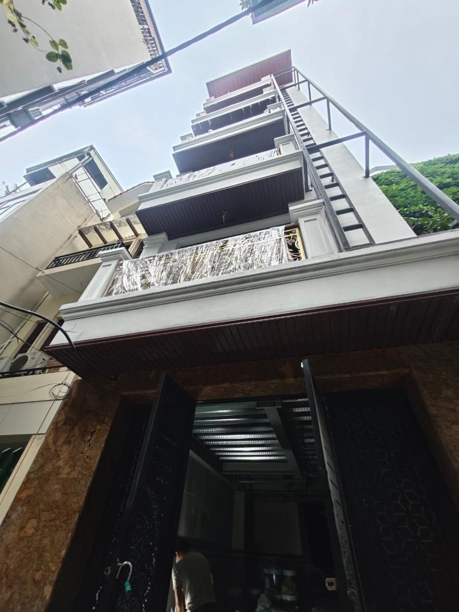 Bán tòa chung cư mini Hoàng Quốc Việt, Nghĩa Đô, 65m2, vf3 đỗ cửa, thu 700tr/năm