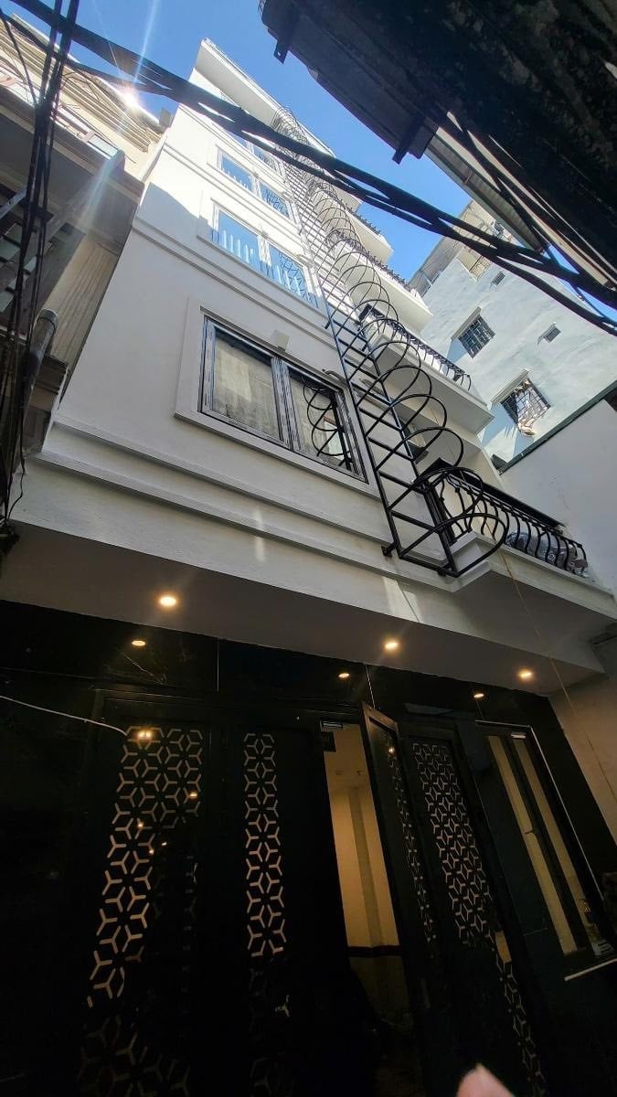 BÁN TÒA CHUNG CƯ MINI HOÀNG QUỐC VIỆT, 36 PHÒNG 90M2, GIÁ ĐẦU TƯ 23 TỶ