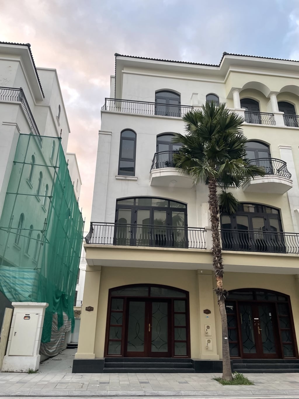 Chính chủ bán nhà phố Vinhomes Ocean Park 2, cắt lỗ liền kề xẻ khe, 98m2 hướng Đông Nam