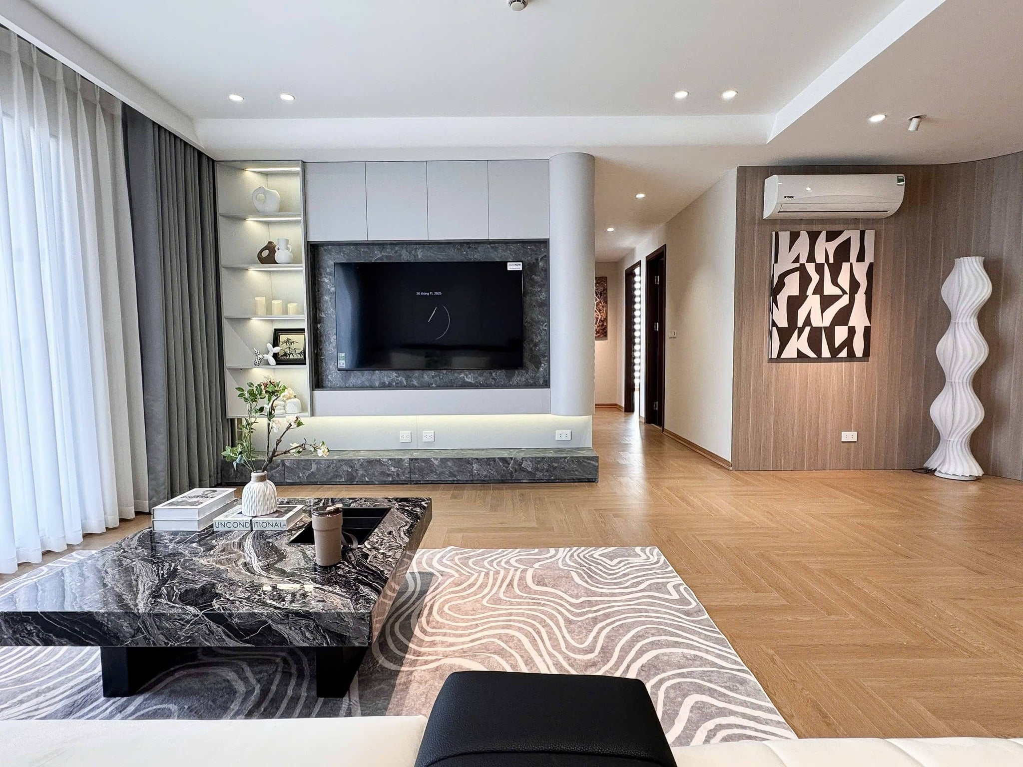 Gia đình bán căn hộ HPC 105 Tố Hữu, 3PN tầng trung view đẹp, full nội thất