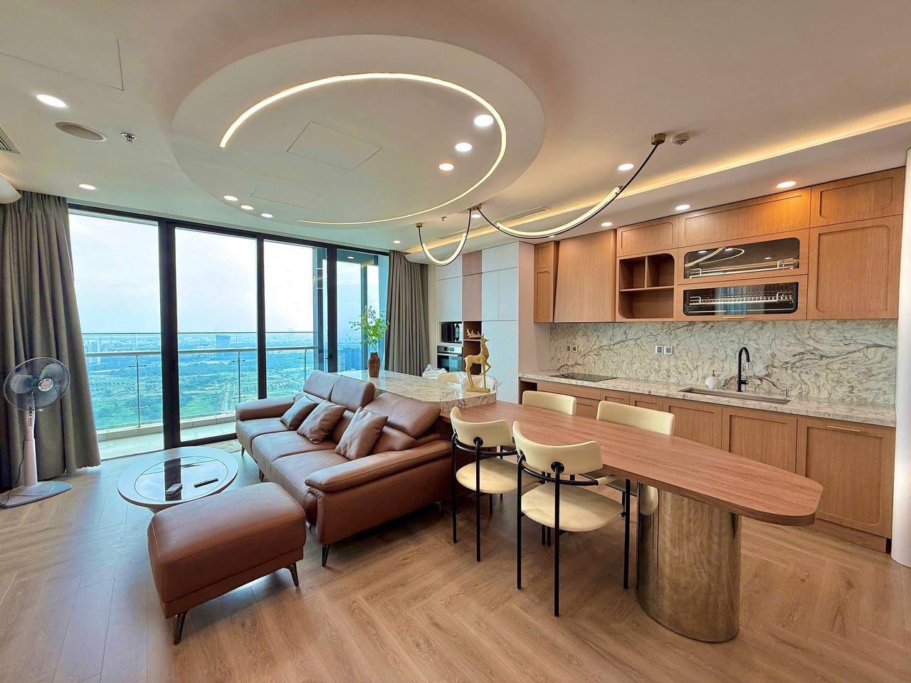 Bán căn hộ 4PN The Marq, dt lớn 143,64m2, nội thất cơ bản, trần cao 6.9m, giá 34 tỷ