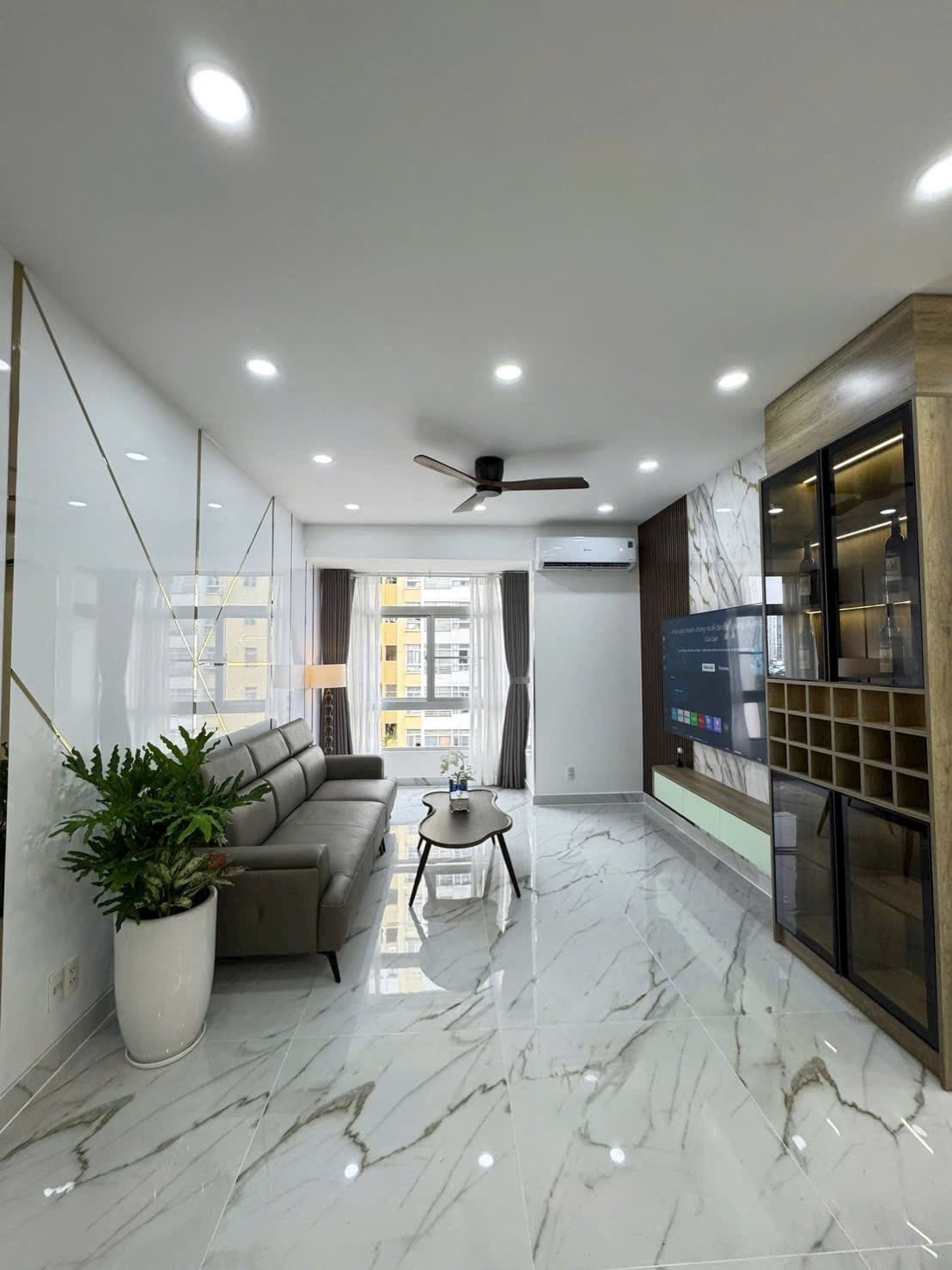 Chính chủ bán căn hộ Handico 33 Lê Văn Lương, mã 2411 dt 70m2, hàng hiếm, nhà đẹp, đã có HDMB