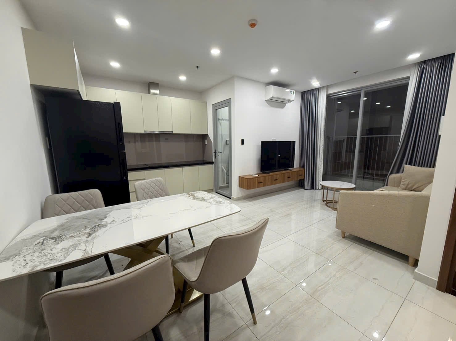 Bán chung cư Happy One Central 1PN +1 đầy đủ nội thất, giá 2.4 tỷ buông sổ