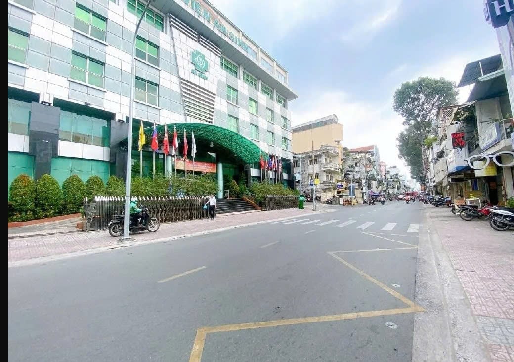 Bán nhà Phú Nhuận, ngay phố thời trang, 40m2 4 tầng btct, chỉ 7 tỷ xíu