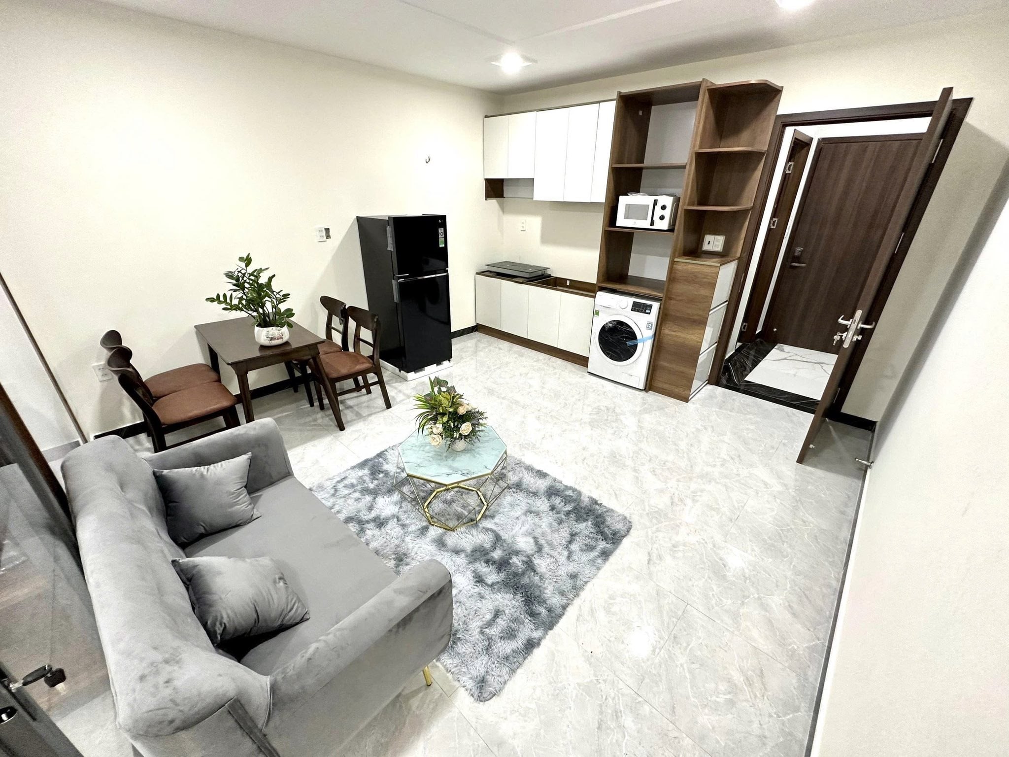 Chủ nhà bán căn studio Vinhomes, khu Origan, 36m2 giá 1 tỷ 8 sẵn H/Đ thuê 5,5tr/th, view bể bơi