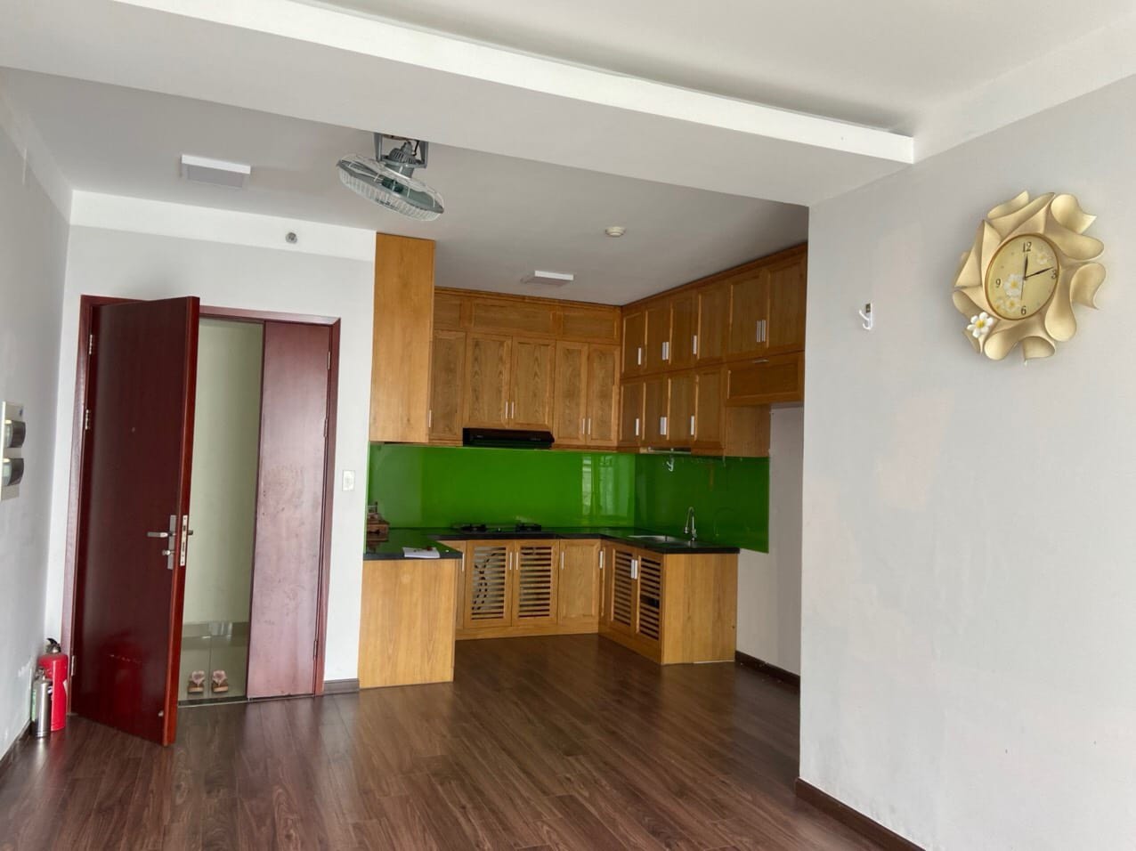 Cần bán gấp căn hộ cao cấp Screc Quận 3, 64m2, 2PN, 2WC, full NT, giá 4,5 tỷ