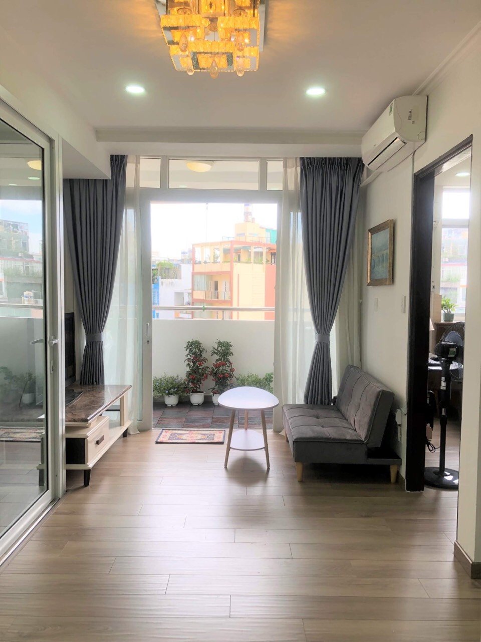 Bán căn hộ 1PN chung cư Screc Tower, dt 60m2, nhà mới, sổ hồng, giá 4 tỷ